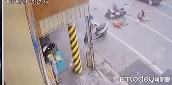 ▲▼21歲騎士遭鬼切婦亂穿馬路擊落 2人「噴飛翻滾」驚悚畫面曝。(圖/記者賴文萱翻攝)