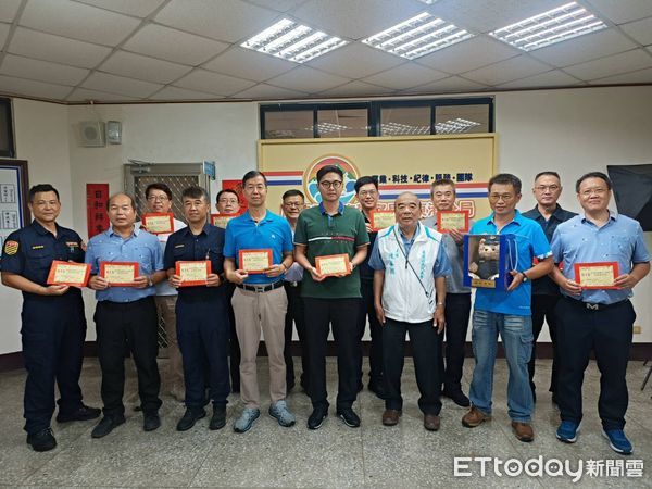 ▲東港鎮民代表會主席陳春朝慰勉東港警分局。(圖/記者陳崑福翻攝)
