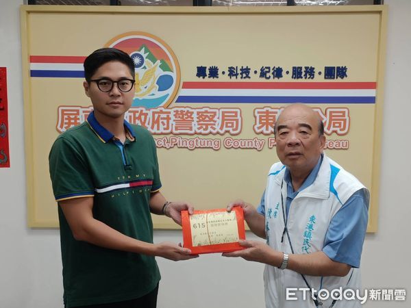 ▲東港鎮民代表會主席陳春朝慰勉東港警分局。(圖/記者陳崑福翻攝)