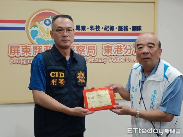 ▲東港鎮民代表會主席陳春朝慰勉東港警分局。(圖/記者陳崑福翻攝)