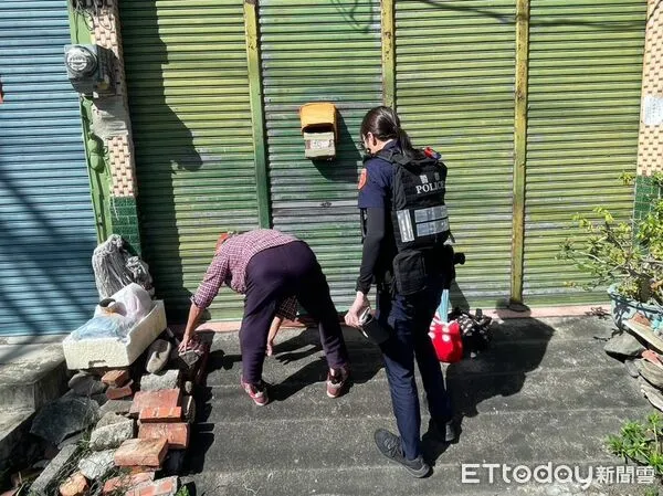 ▲枋寮警分局員警送婦人返家。(圖/記者陳崑福翻攝)