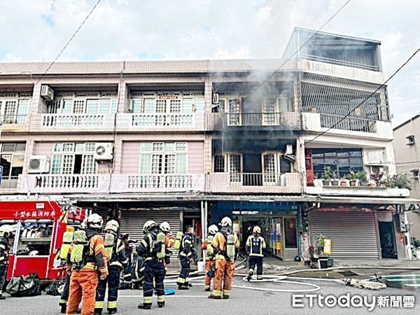 ▲桃園市大園區去年正月初一傍晚發生透天厝大火,消防局灌救後仍造成3名移工慘死意外。(資料照/記者沈繼昌翻攝)