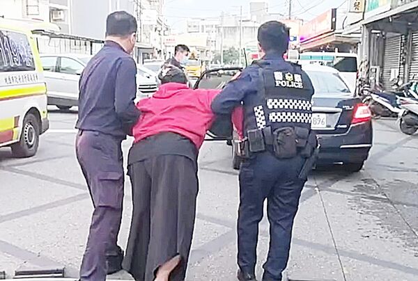 ▲桃園市大園區今年2月10日下午發生透天厝火警,造成3名移工死亡,警方將2樓煮飯釀災丘姓婦人帶回警局偵訊。(資料照/消防局提供)