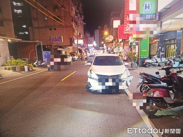 ▲東港鎮明德一街自小客與機車交通事故。(圖/記者陳崑福翻攝)