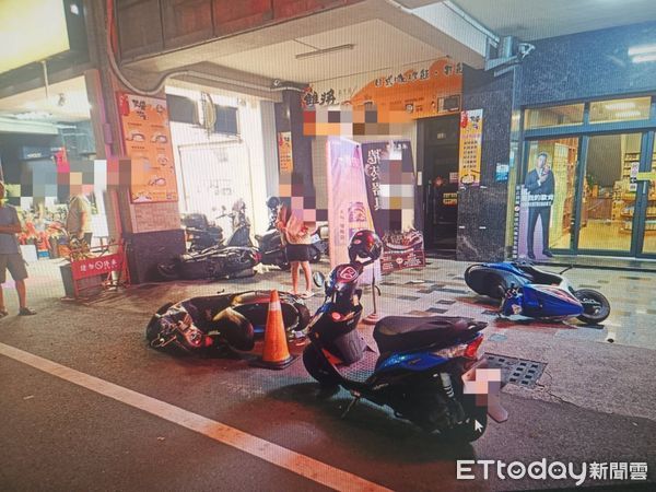 ▲東港鎮明德一街自小客與機車交通事故。(圖/記者陳崑福翻攝)