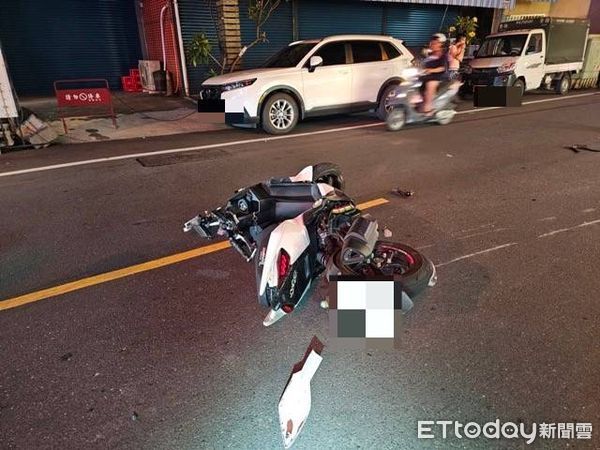 ▲東港鎮明德一街自小客與機車交通事故。(圖/記者陳崑福翻攝)