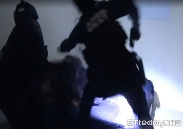 ▲台南市警五分局破獲面交詐騙集團,查扣鋁棒、空氣槍、毒品與點鈔機等證物,9人全數落網。(記者林東良翻攝,下同)