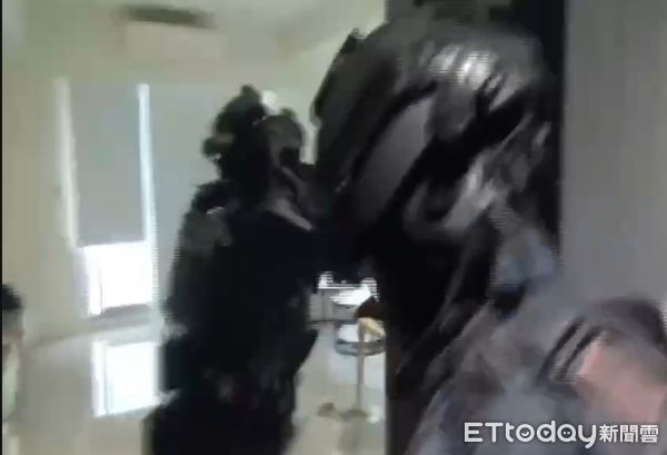 ▲台南市警五分局破獲面交詐騙集團,查扣鋁棒、空氣槍、毒品與點鈔機等證物,9人全數落網。(記者林東良翻攝,下同)