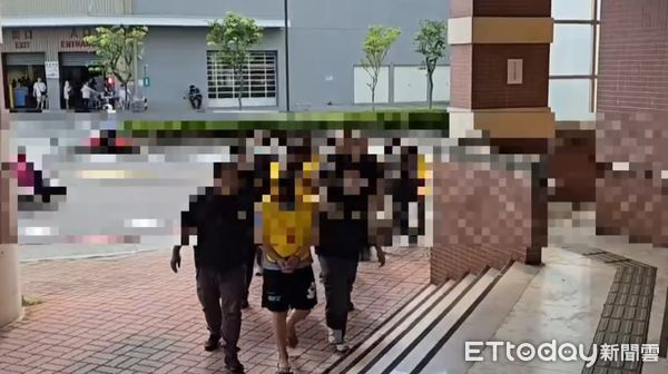 ▲台南市警五分局破獲面交詐騙集團,查扣鋁棒、空氣槍、毒品與點鈔機等證物,9人全數落網。(記者林東良翻攝,下同)