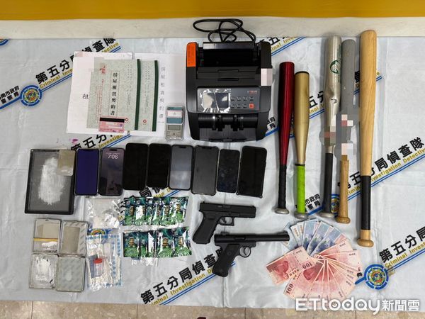 ▲台南市警五分局破獲面交詐騙集團,查扣鋁棒、空氣槍、毒品與點鈔機等證物,9人全數落網。(記者林東良翻攝,下同)