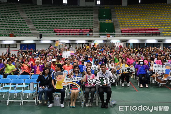 ▲部落長者體能趣味競賽登場。(圖/記者楊晨東翻攝)