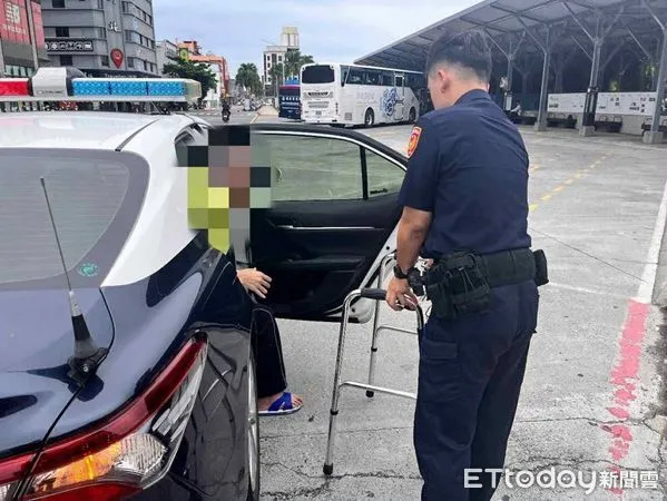 ▲長者迷途,台東警方暖心護送返家。(圖/記者楊晨東翻攝)