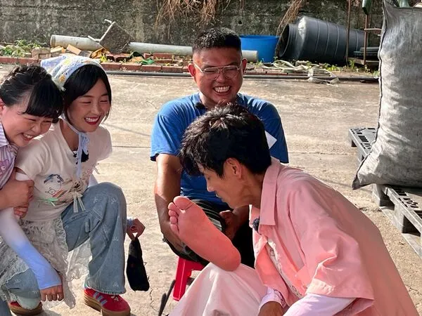 ▲阿翔遊戲失敗,實現諾言聞職人的腳。(圖/民視提供)