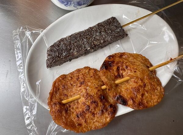 ▲▼駁二阿婆黑輪·大腸包小腸。(圖/部落客小虎食夢網授權提供)