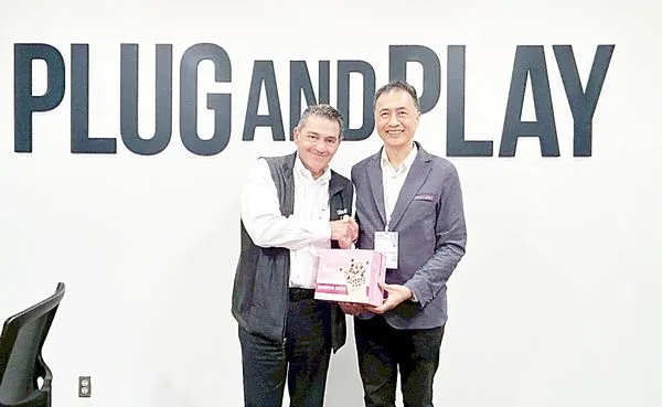 ▲桃園市政府經發局長張誠致贈禮品予Plug and Play總裁Saeed Amidhozour。(圖/桃市府經發局提供)