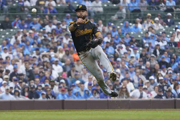 ▲法利法(Isiah Kiner-Falefa)展現優秀守備助王牌斯金斯(Paul Skenes)力保不失。(圖/達志影像/美聯社)