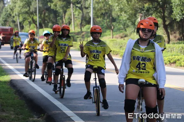 ▲▼ 金門多年國小舉行畢業典禮,19位小六生與4位幼兒園童騎乘獨輪車進場 。(圖/記者林名揚翻攝)