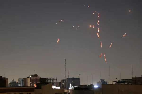 ▲▼ 以色列發動攻擊,伊朗軍方防空系統2025年6月14日開火。。(圖/路透)