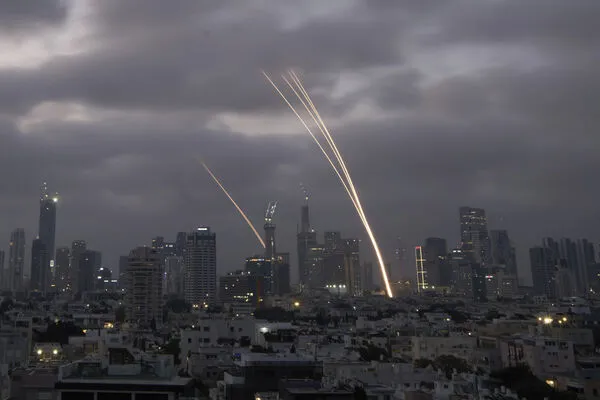 ▲▼以色列防空系統攔截伊朗飛彈。(圖/達志影像/美聯社)