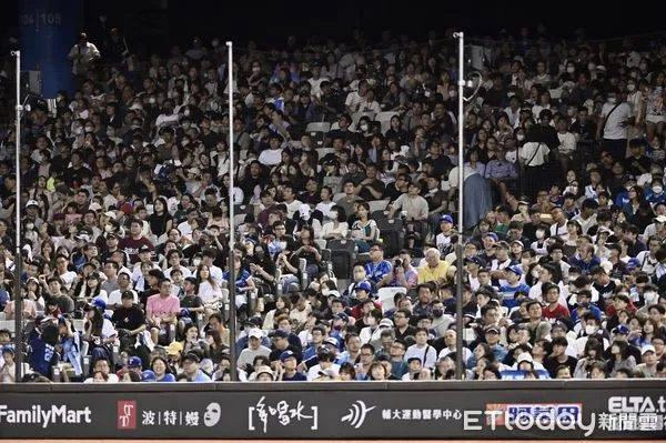 ▲▼ 富邦悍將在大巨蛋連續4天主場賽事,今天對戰樂天桃猿吸引30018位球迷進場,寫下今年悍將隊史主場最多觀眾人數紀錄。(圖/記者李毓康攝)