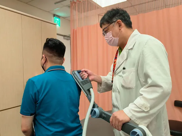 ▲▼高強度磁能治療,示意圖非當事個案。(圖/恩主公醫院提供)