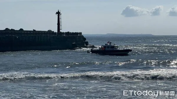 ▲▼ 枋寮漁港燈塔附近7人戲水發生溺水意外,1人失蹤。(圖/記者陳崑福翻攝,下同)