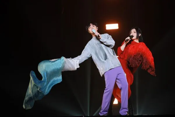 ▲▼ 徐佳瑩和吳青峰大跳扇子舞。(圖/亞神音樂提供)