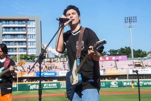 ▲鳳小岳&壓克力柿子首登棒球場表演。(圖/統一獅提供)