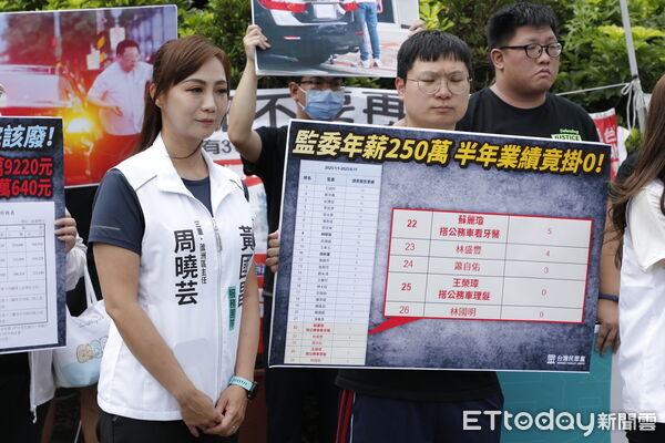 ▲▼台灣民眾黨舉辦「肥貓監委年領逾萬業績竟掛蛋」記者會,民眾黨發言人吳怡萱率領立委黃國昌辦公室四位地方主任共同出席。四位美主任周曉芸、林子宇、陳語倢、陳怡君也將代表民眾黨參選新北市議員。(圖/記者湯興漢攝)