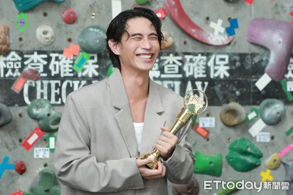 ▲▼柏霖搶先感受金曲獎座的重量。(圖/記者周宸亘攝)