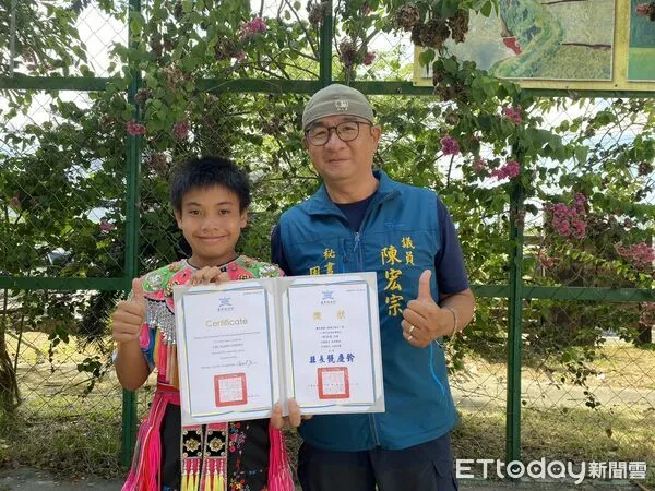 ▲一人畢業典禮,縣長、鎮長、議長獎全包。(圖/記者楊晨東翻攝)