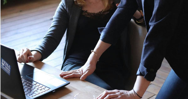 一名新鮮人表示,職處前輩的教導態度讓她備感壓力,不知道該如何應對。(示意圖/Unsplash)