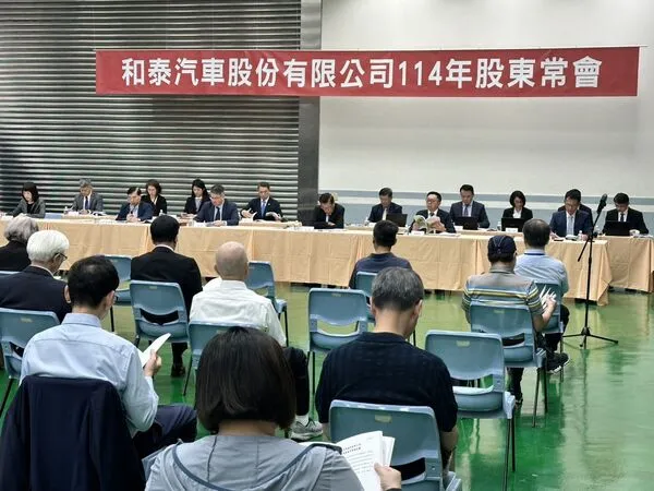 和泰車近日發放年中紅利,員工笑擁大紅包入袋。(和泰車提供)