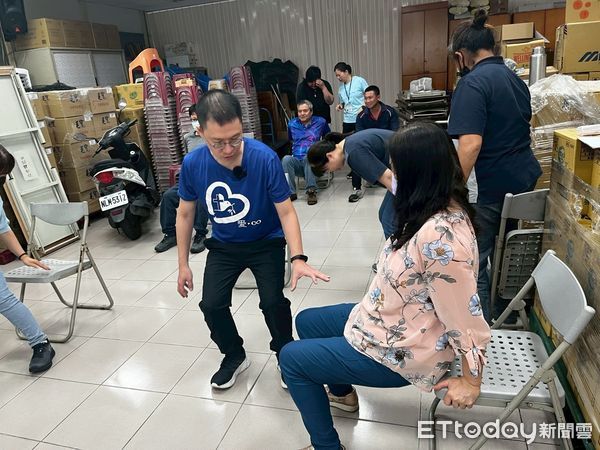 ▲▼為了幫助上班族對抗久坐傷害,門諾復健科團隊設計一系列「辦公室也能動」運動課程。(圖/門諾醫院提供,下同)