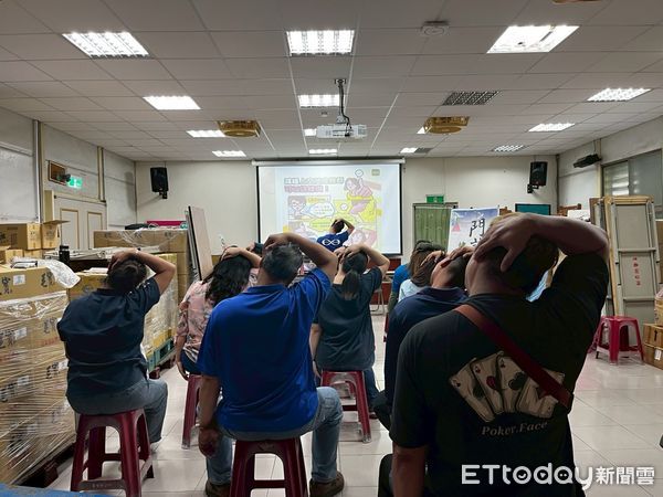 ▲▼為了幫助上班族對抗久坐傷害,門諾復健科團隊設計一系列「辦公室也能動」運動課程。(圖/門諾醫院提供,下同)