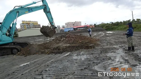 ▲檢察官開挖鍇霖公司,發現該公司違法掩埋廢棄物 。(圖/屏東地檢署提供)