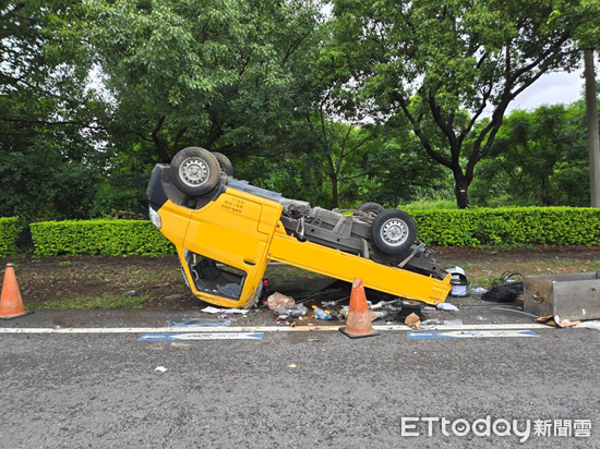 ▲▼ 金門中華電信外包商小貨車過彎時操控不當導致烏龜翻 。(圖/記者林名揚翻攝)