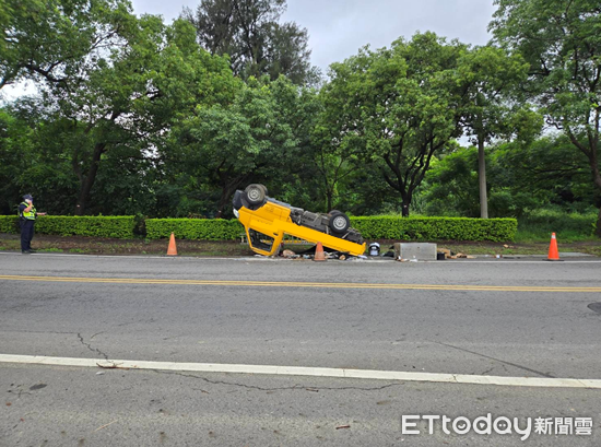 ▲▼ 金門中華電信外包商小貨車過彎時操控不當導致烏龜翻 。(圖/記者林名揚翻攝)
