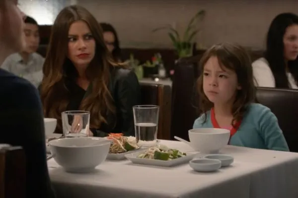 ▲《摩登家庭》「莉莉」由奧布蕾·安德森-艾蒙斯(Aubrey Anderson-Emmons)飾演。(圖/YouTube/Peacock)