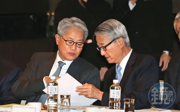 吳東進(右)丟掉新光金後一改作風,力拚後年翻盤,從吳東亮(左)手中拿回台新新光金。