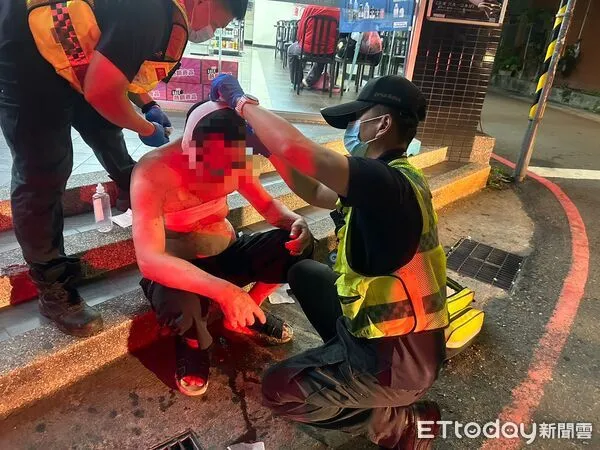 ▲▼1名無辜男子在超商結帳,背後突然遭水果刀刺入,渾身是血送醫。(圖/民眾提供,下同)