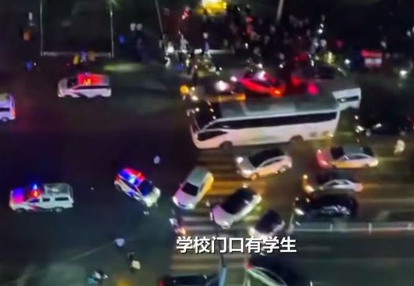 ▲▼瀋陽公車「保齡球式」衝撞過馬路學生。(圖/翻攝自微博)