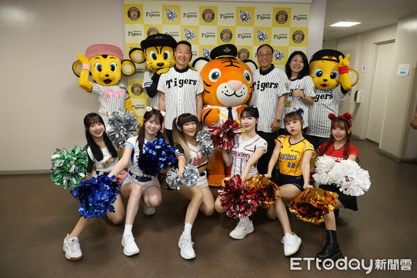 ▲▼交通部長陳世凱攜手中華職棒啦啦隊前進阪神甲子園推廣台灣觀光。(圖/交通部提供)