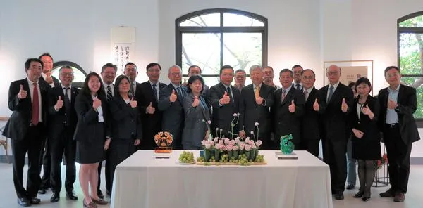 ▲陽明海運董事長蔡豐明(前排右七)與台灣港務公司董事長李賢義(前排右六)率雙方高階完成高雄港第70號貨櫃碼頭20年長約簽約。(圖/陽明提供)