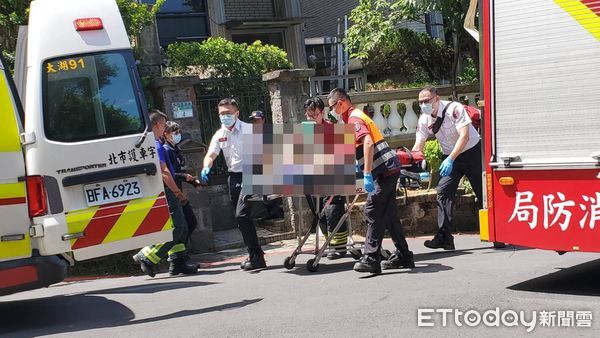 ▲▼台北市內湖委外捕蜂工人卡樹上無心跳。(圖/記者黃彥傑攝)