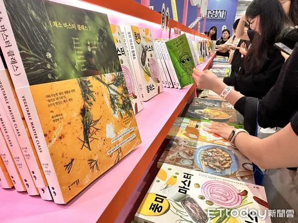 ▲▼韓國最大規模「2025首爾國際書展」,6月18日至22日將於首爾市區COEX 1 樓 Hall A舉行。(圖/記者林育綾攝)