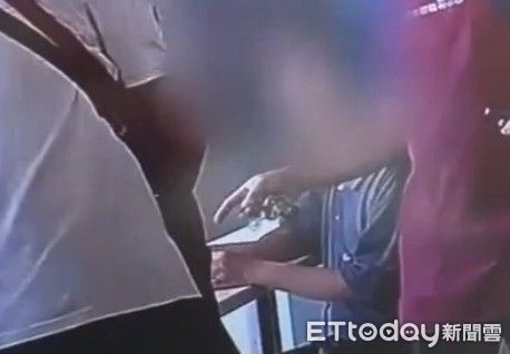 ▲彰化員警巧扮全聯收銀員逮捕車手。(圖/記者唐詠絮翻攝)