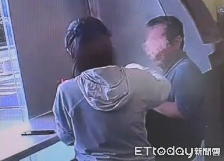 ▲彰化員警巧扮全聯收銀員逮捕車手。(圖/記者唐詠絮翻攝)