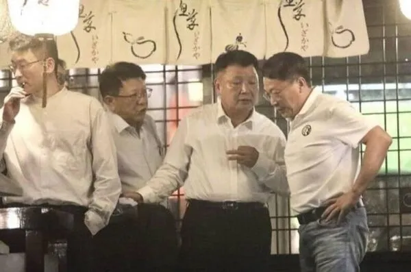 梁文傑(左1)、潘孟安(左2)都是加熱菸愛用者,遭陳琬惠、王鴻薇等人檢舉違規抽加熱菸。(翻攝陳琬惠臉書)