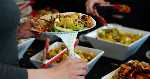 網訂高檔Buffet,訂位名顯示「他X的」向消保官投訴。(示意圖/unsplash)